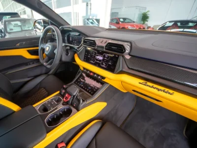 2025 Lamborghini Urus SE V8 4.0 Litres Twin-Turbo Plug-in Hybrid Yellow Black SUV Japanese Specs