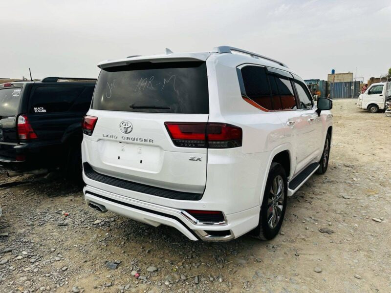 2027 Toyota Land Cruiser ZX 3.5L Twin-Turbocharged V6 Petrol Engine White Beige SUV GCC RHD