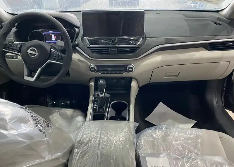 2025 Nissan Altima 2.5L Naturally Aspirated 4 Cylinders Petrol Engine Grey Beige Sedan GCC