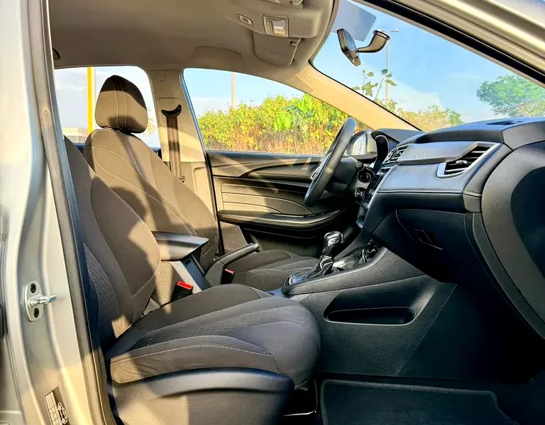 2022 MG MG5 Standard 1.5 Litres 4 Cylinders Petrol Engine Silver Black Sedan GCC Specs