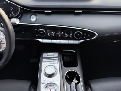 2022 GENESIS GV70 2.5 Litres TURBO V4 Petrol Engine White Black SUV American Specs Automatic