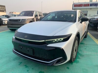 2025 Toyota Crown 2.5 Litres Inline‑4 Hybrid Engine White Black Luxury Sedan GCC Specs