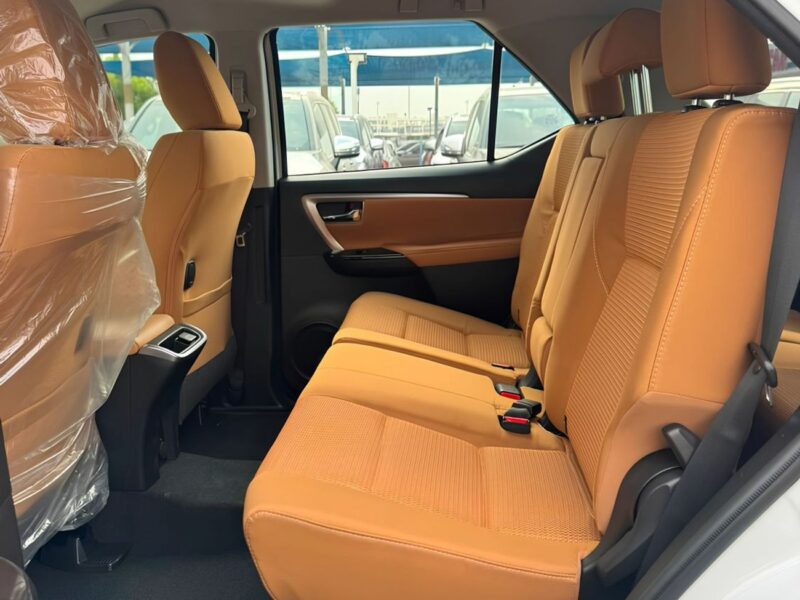 2026 Toyota Fortuner SR5 2.8 Litres 4 Cylinders Diesel Engine White Brown SUV GCC Specs 4WD