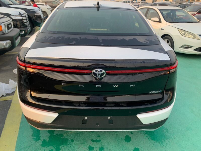 2025 Toyota Crown 2.5 Litres Inline‑4 Hybrid Engine White Black Luxury Sedan GCC Specs