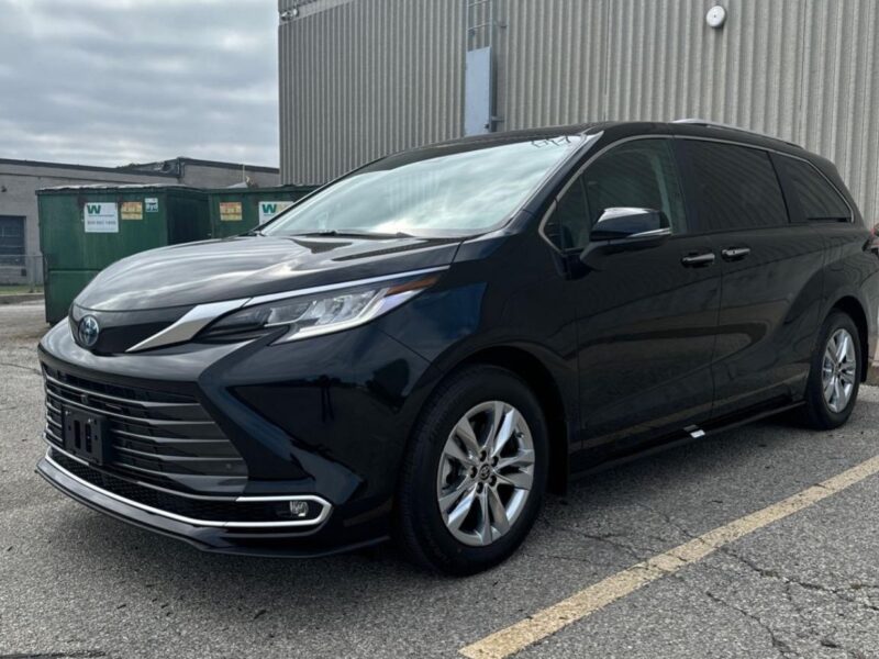 2026 Toyota Sienna 2.5 Litres inline‑4 Hybrid Engine Black Beige Minivan GCC Specs Automatic