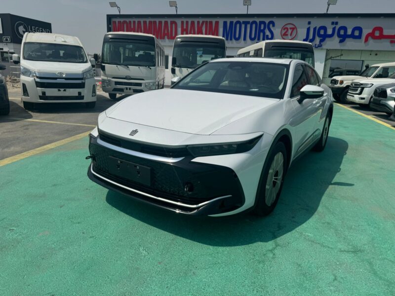 2026 Toyota Crown 2.5 Litres Inline‑4 Hybrid Engine White Beige Luxury Sedan GCC Specs