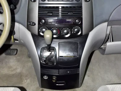 2008 Toyota Sienna LE 3.5 Litres V6 DOHC Petrol Engine Silver Beige Van American Specs