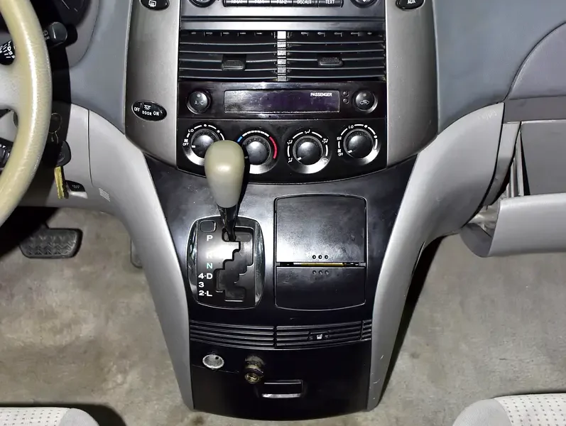 2008 Toyota Sienna LE 3.5 Litres V6 DOHC Petrol Engine Silver Beige Van American Specs