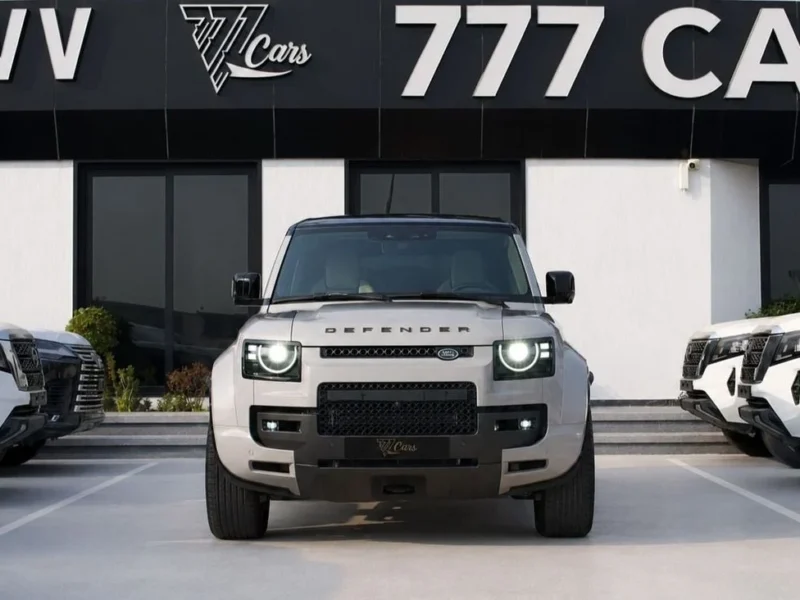 2026 Land Rover Defender OCTA 4.4L Twin-Turbo Petrol V8 Borasco Grey White SUV GCC Specs