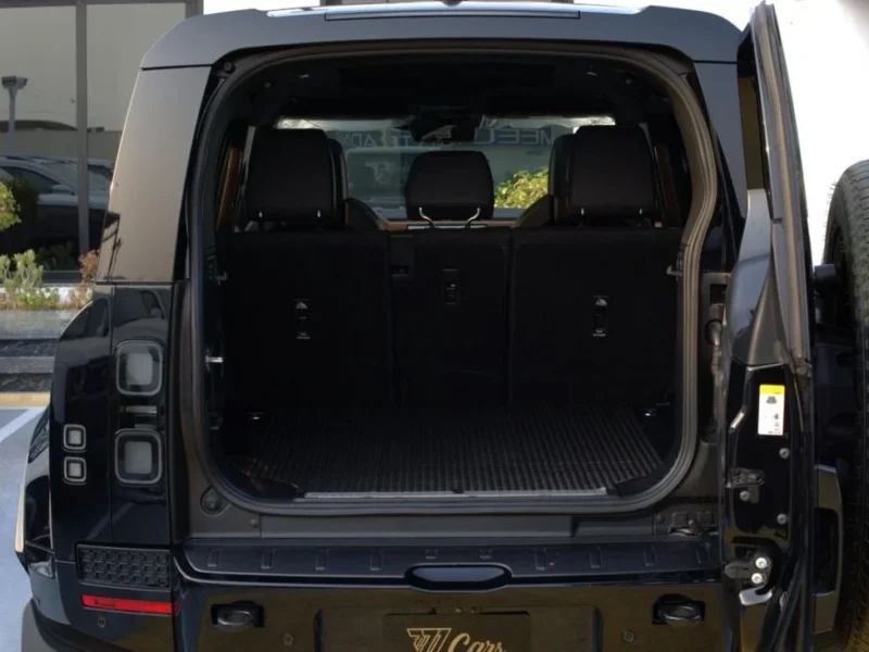2026 Land Rover Defender OCTA 4.4L Twin-Turbo Petrol V8 Octa Black Tan SUV GCC Specs
