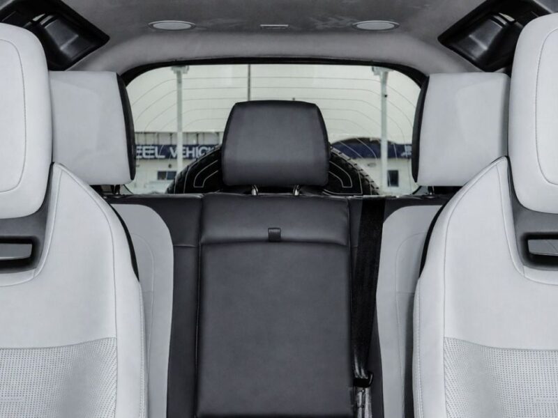 2026 Land Rover Defender OCTA 4.4L Twin-Turbo Petrol V8 Sargasso Blue White SUV GCC Specs