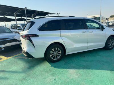 2024 Toyota Sienna 2.5 Litres 4 Cylinders Hybrid Engine White Beige Minivan GCC Specs