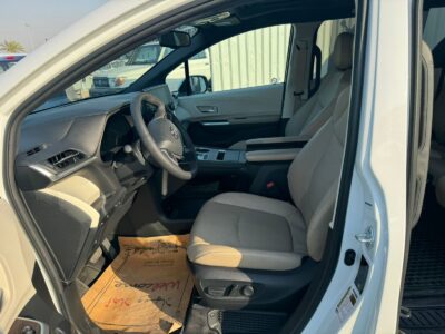 2024 Toyota Sienna 2.5 Litres 4 Cylinders Hybrid Engine White Beige Minivan GCC Specs