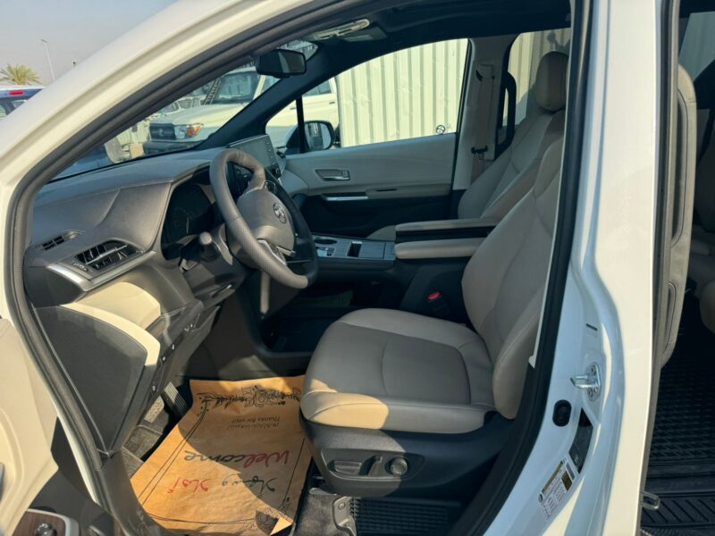 2024 Toyota Sienna 2.5 Litres 4 Cylinders Hybrid Engine White Beige Minivan GCC Specs