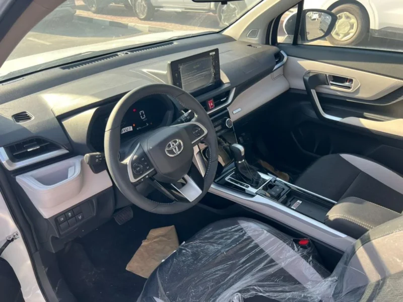2025 Toyota Veloz GX 1.5 Litres 4 Cylinders Petrol Engine White Grey SUV GCC Specs Automatic