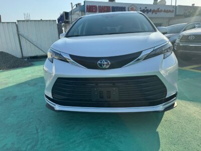 2024 Toyota Sienna 2.5 Litres 4 Cylinders Hybrid Engine White Beige Minivan GCC Specs
