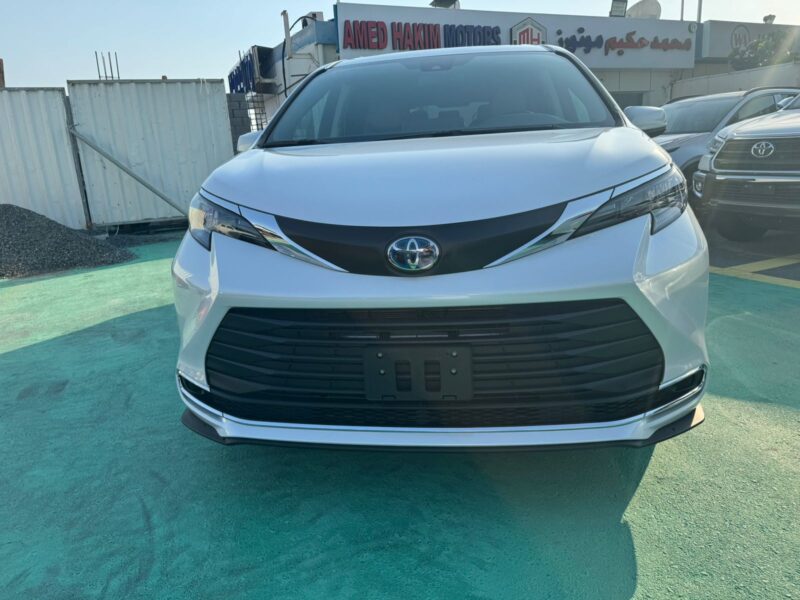 2024 Toyota Sienna 2.5 Litres 4 Cylinders Hybrid Engine White Beige Minivan GCC Specs