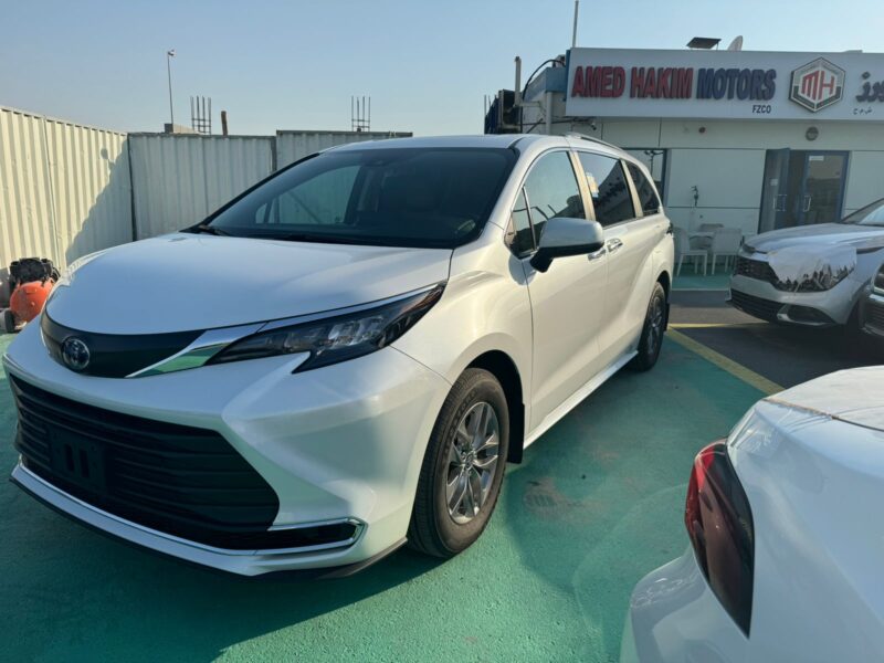 2024 Toyota Sienna 2.5 Litres 4 Cylinders Hybrid Engine White Beige Minivan GCC Specs