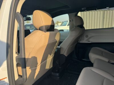 2024 Toyota Sienna 2.5 Litres 4 Cylinders Hybrid Engine White Beige Minivan GCC Specs
