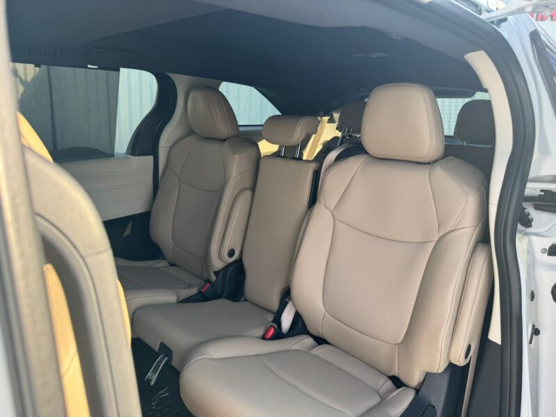 2024 Toyota Sienna 2.5 Litres 4 Cylinders Hybrid Engine White Beige Minivan GCC Specs