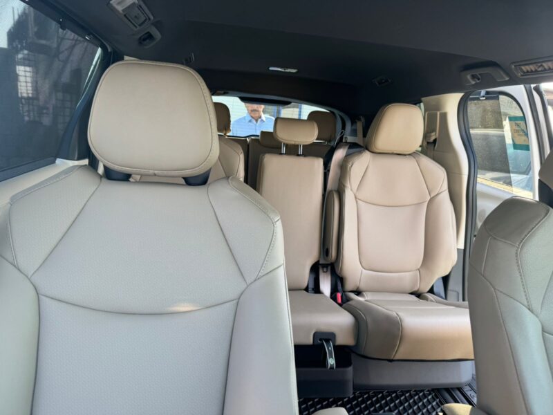 2024 Toyota Sienna 2.5 Litres 4 Cylinders Hybrid Engine White Beige Minivan GCC Specs