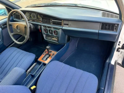 1990 Mercedes-Benz E-Class 4 Cylinders Petrol Engine White Blue Sedan Japanese Specs Clean Title