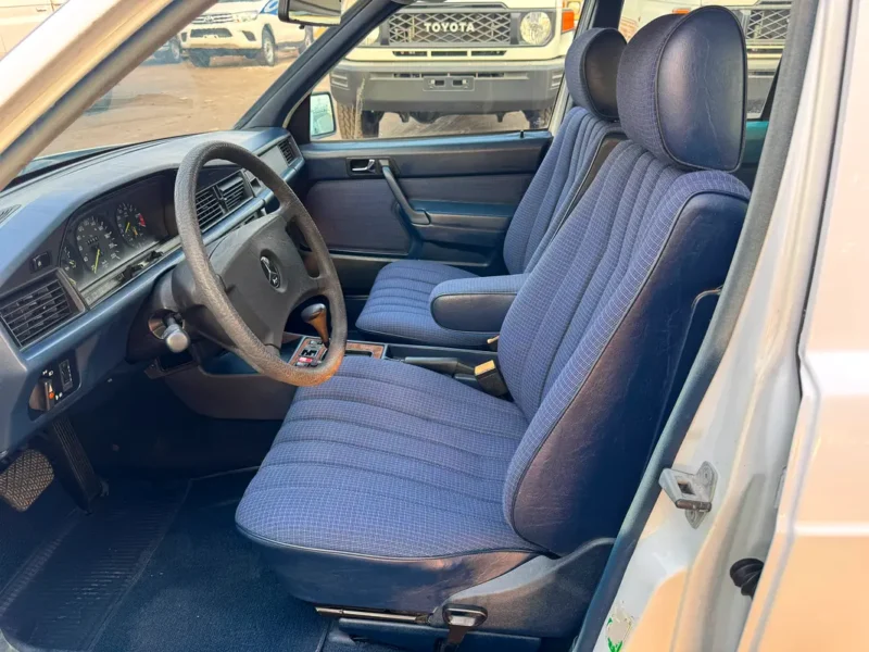 1990 Mercedes-Benz E-Class 4 Cylinders Petrol Engine White Blue Sedan Japanese Specs Clean Title