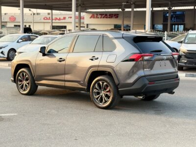 2022 TOYOTA RAV 4 XLE 2.5 Litres 4 Cylinders HYBRID Engine Grey Black SUV American Specs