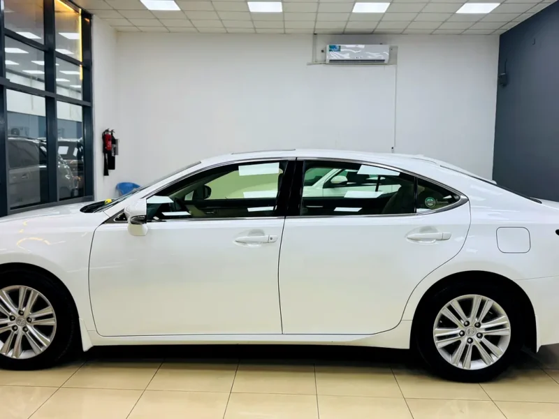 2015 Lexus ES-Series ES 250 2.5L 4-cylinder Petrol Engine White Beige Sedan Reliable Luxury GCC Specs