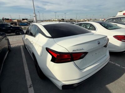 2019 Nissan Altima SV 2.5 Litres 4 Cylinders Petrol Engine White Black Sedan Canadian Specs