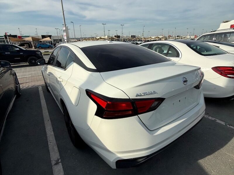 2019 Nissan Altima SV 2.5 Litres 4 Cylinders Petrol Engine White Black Sedan Canadian Specs