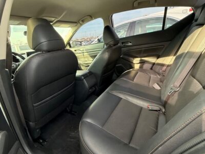 2019 Nissan Altima SV 2.5 Litres 4 Cylinders Petrol Engine White Black Sedan Canadian Specs