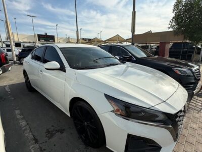 2019 Nissan Altima SV 2.5 Litres 4 Cylinders Petrol Engine White Black Sedan Canadian Specs