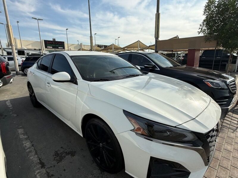 2019 Nissan Altima SV 2.5 Litres 4 Cylinders Petrol Engine White Black Sedan Canadian Specs