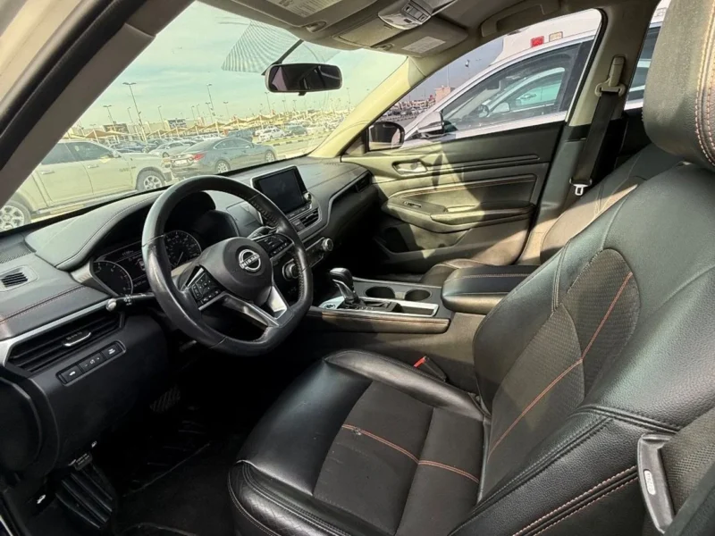 2019 Nissan Altima SV 2.5 Litres 4 Cylinders Petrol Engine White Black Sedan Canadian Specs