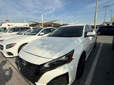 2019 Nissan Altima SV 2.5 Litres 4 Cylinders Petrol Engine White Black Sedan Canadian Specs