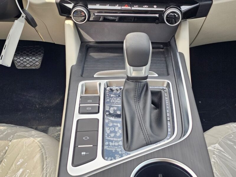 2027 Chery Arrizo 5 STD 1.5 Litres 4 Cylinders Petrol Engine White Beige Sedan GCC Specs Automatic