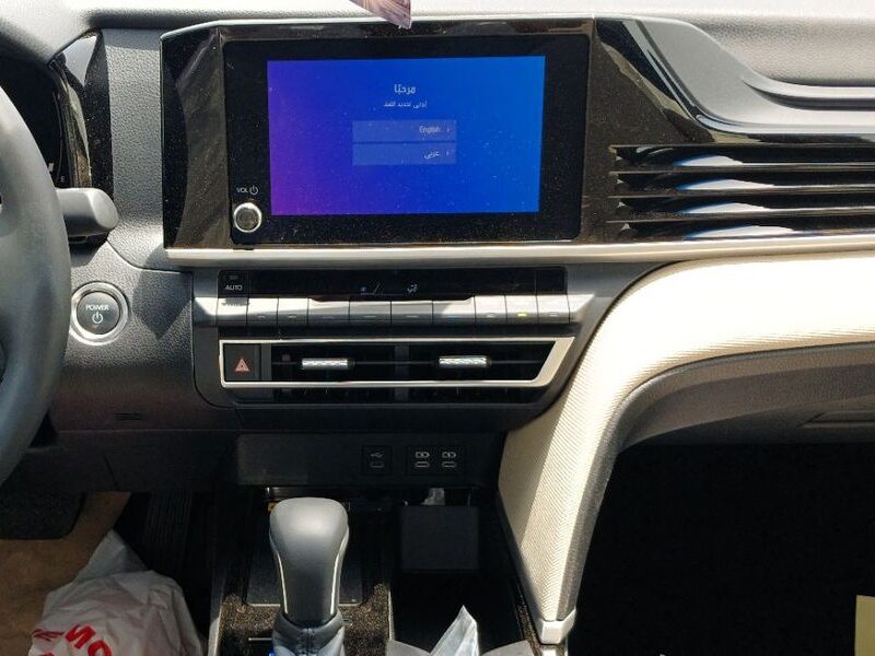 2026 Toyota Camry LE 2.5 Litres 4 Cylinders Hybrid Engine White Beige Sedan GCC Specs