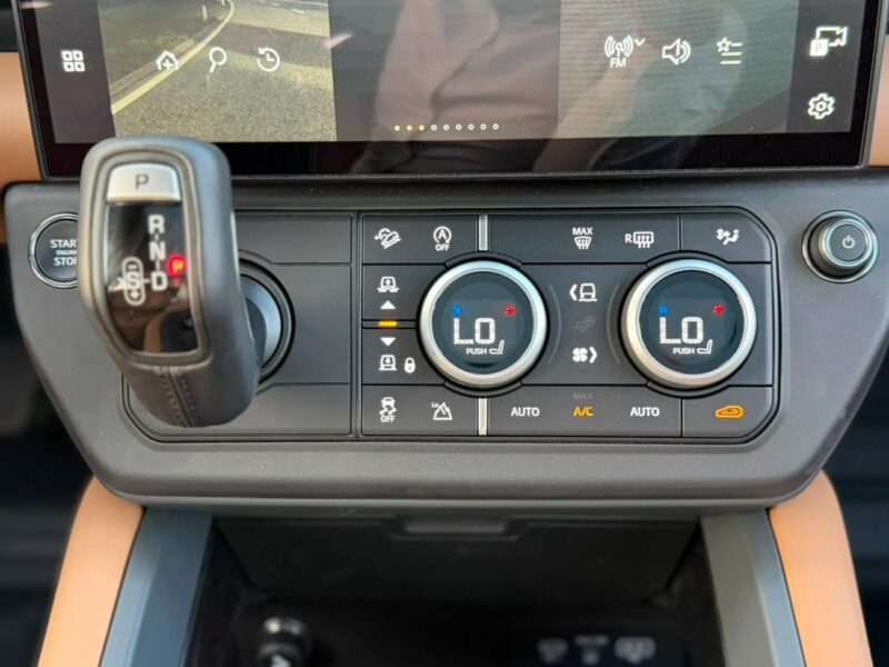 2026 Land Rover Defender 110 X-DYNAMIC HSE P400 3.0L 6 Cylinders petrol Engine White Tan