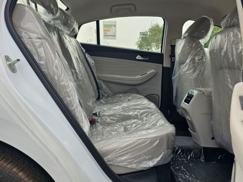 2027 Chery Arrizo 5 STD 1.5 Litres 4 Cylinders Petrol Engine White Beige Sedan GCC Specs Automatic