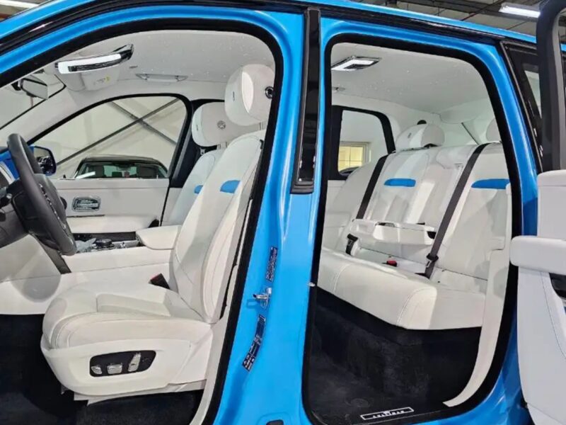 2024 Rolls Royce Cullinan Black Badge 6.75-liter Twin-Turbocharged V12 Engine Blue White SUV