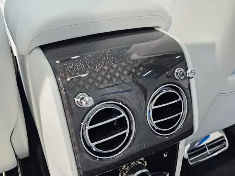 2024 Rolls Royce Cullinan Black Badge 6.75-liter Twin-Turbocharged V12 Engine Blue White SUV