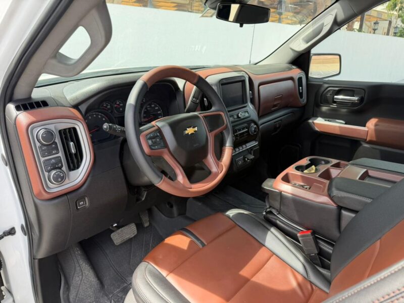 2024 Chevrolet Silverado ADVENTURE 2.7L TurboMax Turbocharged Inline-4 Engine White Black Pickup