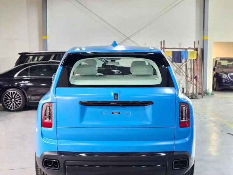 2024 Rolls Royce Cullinan Black Badge 6.75-liter Twin-Turbocharged V12 Engine Blue White SUV