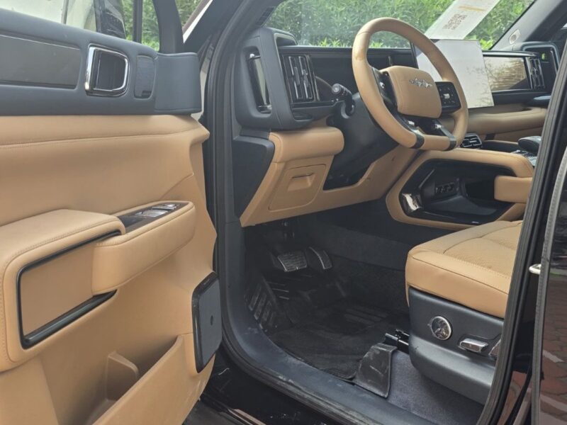 2025 BYD Leopard 5 ULTRA 1.5 Litres 4 Cylinders Plug-in Hybrid Engine Black Beige SUV GCC Specs
