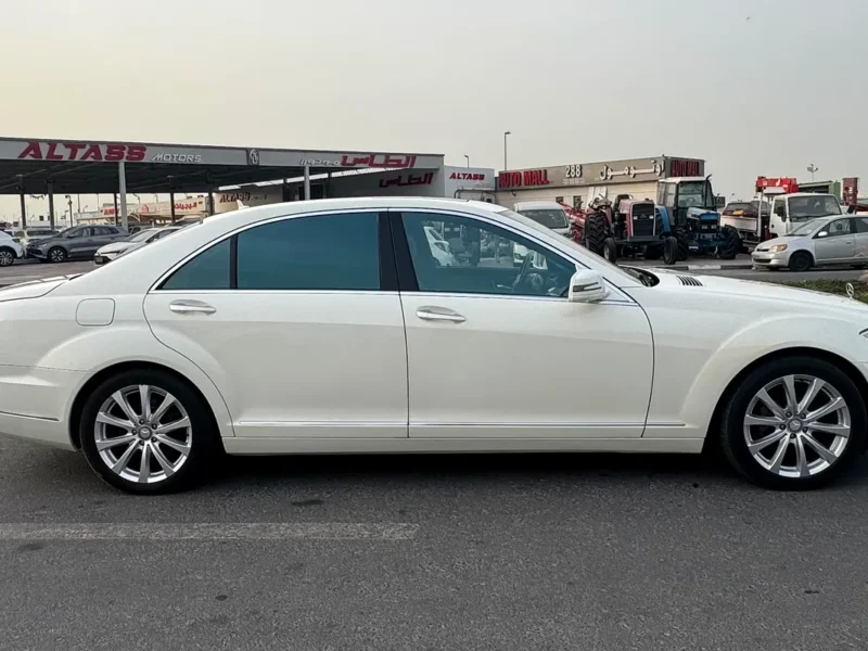 2011 Mercedes-Benz S-Class S 550 8 Cylinders Petrol Engine White Black Sedan Japanese Specs