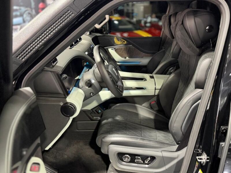 2025 YangWang U8 Off-Road Player Edition 4 Cylinders Plug-In Hybrid Engine Black Grey SUV