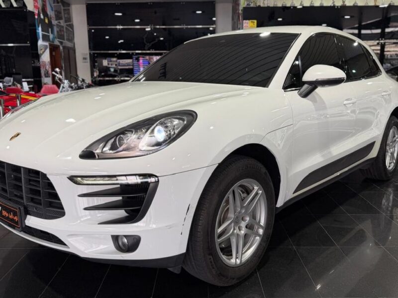 2016 Porsche Macan S 3.0L V6 Twin-Turbo Petrol Engine White Black SUV GCC Specs Excellent Condition