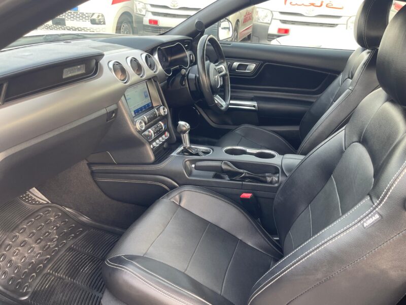 2021 Ford Mustang HIGH PERFOMANCE 2.3-liter turbocharged 4-cylinder Engine White Black Coupe