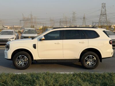 2024 Ford Everest Trend 2.0-liter 4-cylinder Bi-Turbo Diesel Engine White Black SUV GCC Specs